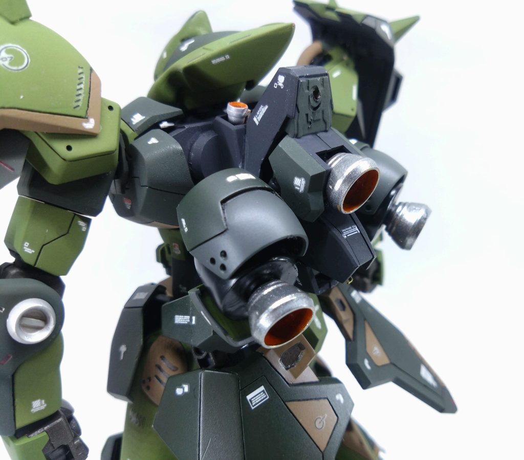 バックパックはルブリスウルの手足で作成。バーニアがちっちゃくでダサいと思ったので大型に変更し、追加したセンター部と合わせました。分かりづらいですが元のタンク（？）が球体でバーニアを大きくするとバランス悪かったので円柱状に改修しています。
