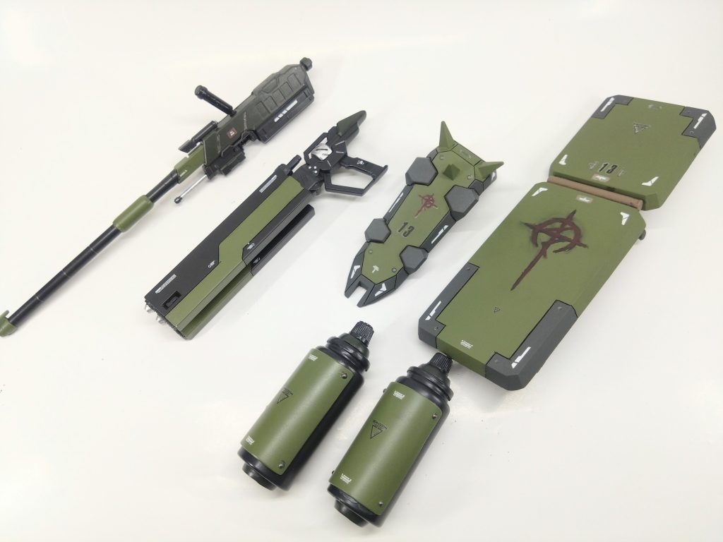今回作成した追加武装。左から、ランゲ・ブルーノ砲モドキはバルバトスのオプション滑空砲。ツインライフルは自作。グスタフ・カールと交換（メッサーのシールドはそのうちグスタフ・カールに使う予定）したシールドと、自作したギラ・ドーガ風の大盾とタンク2つ。大盾が重くならないようプラバンを重ねる際にランナーを挟んで厚みを出しつつ軽量化を図ったのですが、重かった。裏側にランチャーも付いてます。