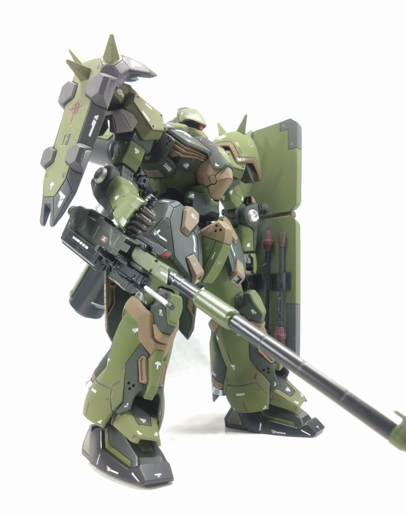ランゲ・ブルーノ砲モドキ。メッサーの手がデカくて他のHGとサイズが合わず。ビームサーベルの柄を一つ使ってトリガーにしました。盾裏のランチャーは過去作ギラ・ドーガから借りました。