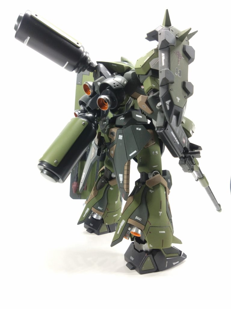 バックのタンクはギラ・ドーガ重装備型は左右にだったので上下にしてみました。