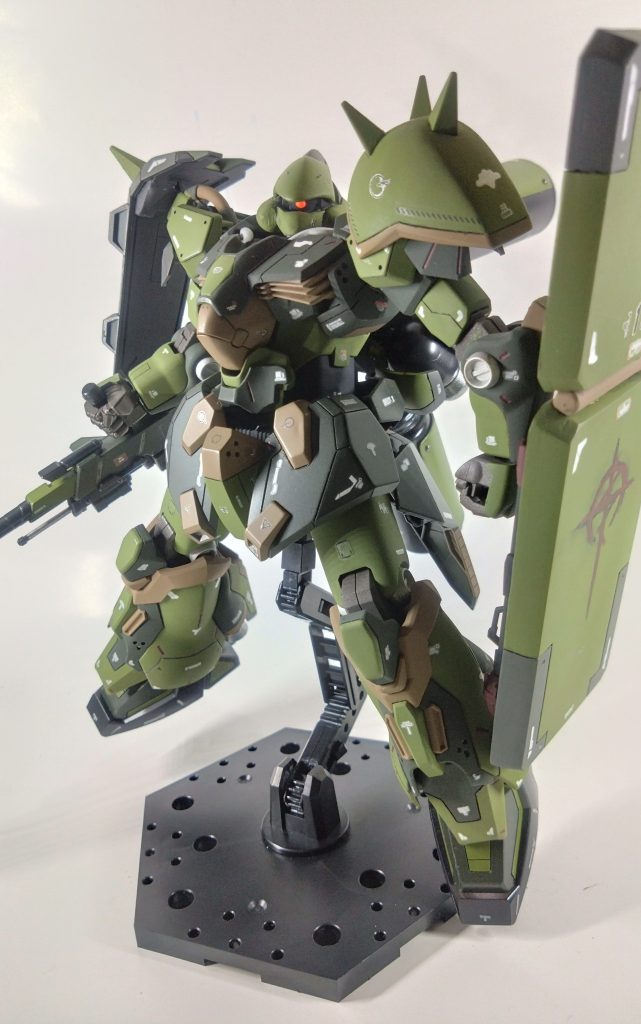 アクションベース、説明書通りに着けてるのに全く安定せず。本体も相当重くなったのであまりポージングできませんでした。関節はギチギチ、スカートは前後ともポロリしやすいのもあります。モノアイは蛍光レッド。