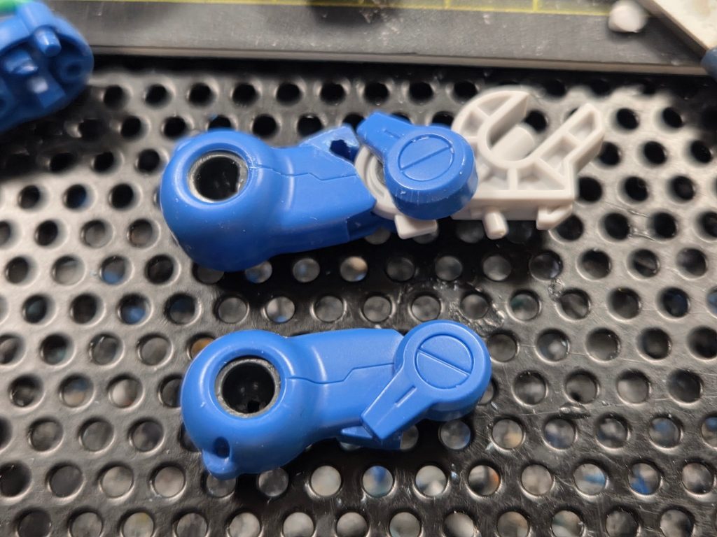 腕パーツも合わせ目消しのための、マルイチモールドの入ったパーツはノコで切り取って接着です。