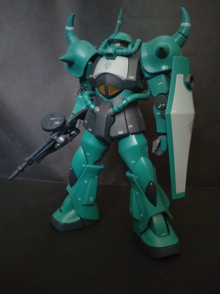 ジオンの主武装はザクマシンガン（ 思い込み）と言うことでグフはa型で製作に決定🤩ザクver1から拝借したらグリップ小さくて小指立てながらマシンガン持ってます😁