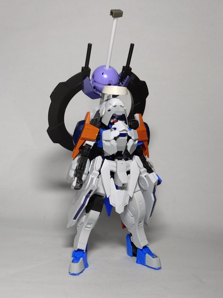 主にアスタロトにユーゴーのパーツを融合させて作ってます。プレートアーマーは多分エアリアルのお腹かな？フードはSDバルバドスの肩です。