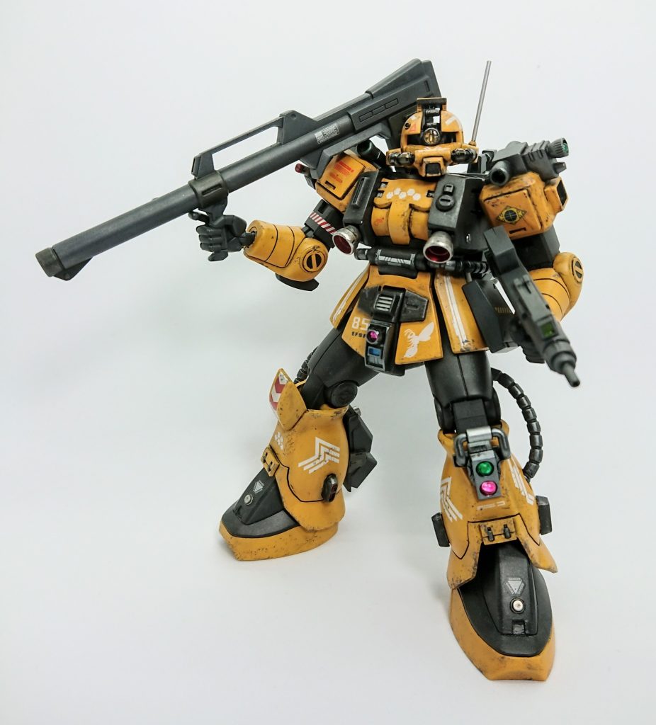 ・武装連邦軍で運用されているザクという事でハイパーバズーカとブルパップマシンガンを装備させてみました。画像にはないのですがドワッジと同じタイプのヒートホークもあります。カメラガンはキットの物をベースに色々パーツを追加。シールドはハイザックから拝借しプラ版で厚みを増しました。それと趣味で右肩にマルチディスチャージャーを追加(30MMのパーツ)。