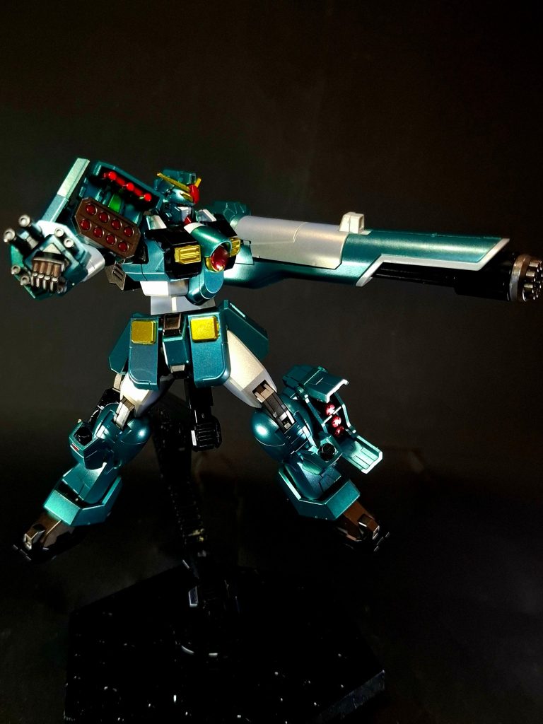 ショルダーミサイル右肩アーマー内蔵の多連装ミサイルポッド。肩全体がミサイルポッドになっており、ポッド内部に8基、前部装甲カバー裏に3基、計11基の中型誘導ミサイルを格納する[2]。
