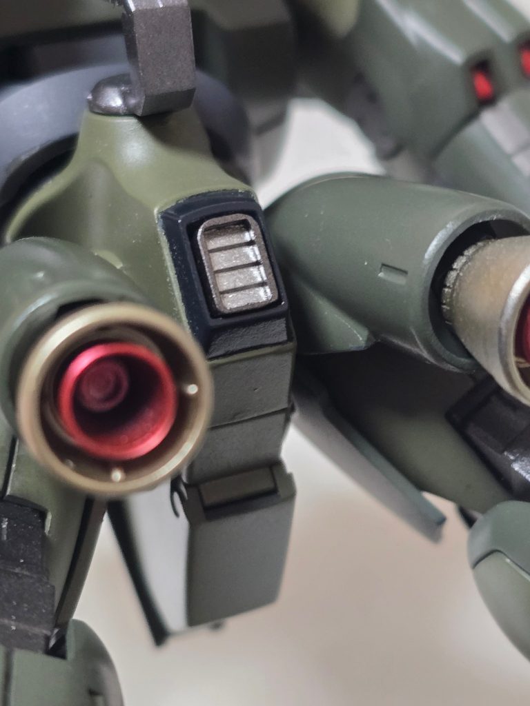 バーニアディテールの中にバーニアパーツを入れて接着