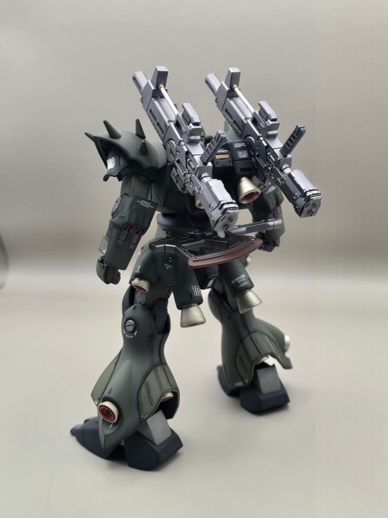 バックパックはドムトローペン。バーニアはモデリングサポートグッズのバーニアで大型化。側面にモデリングサポートグッズのライフルを懸架。ヒートホークはガンプラバトルアームアームズのものを使用。