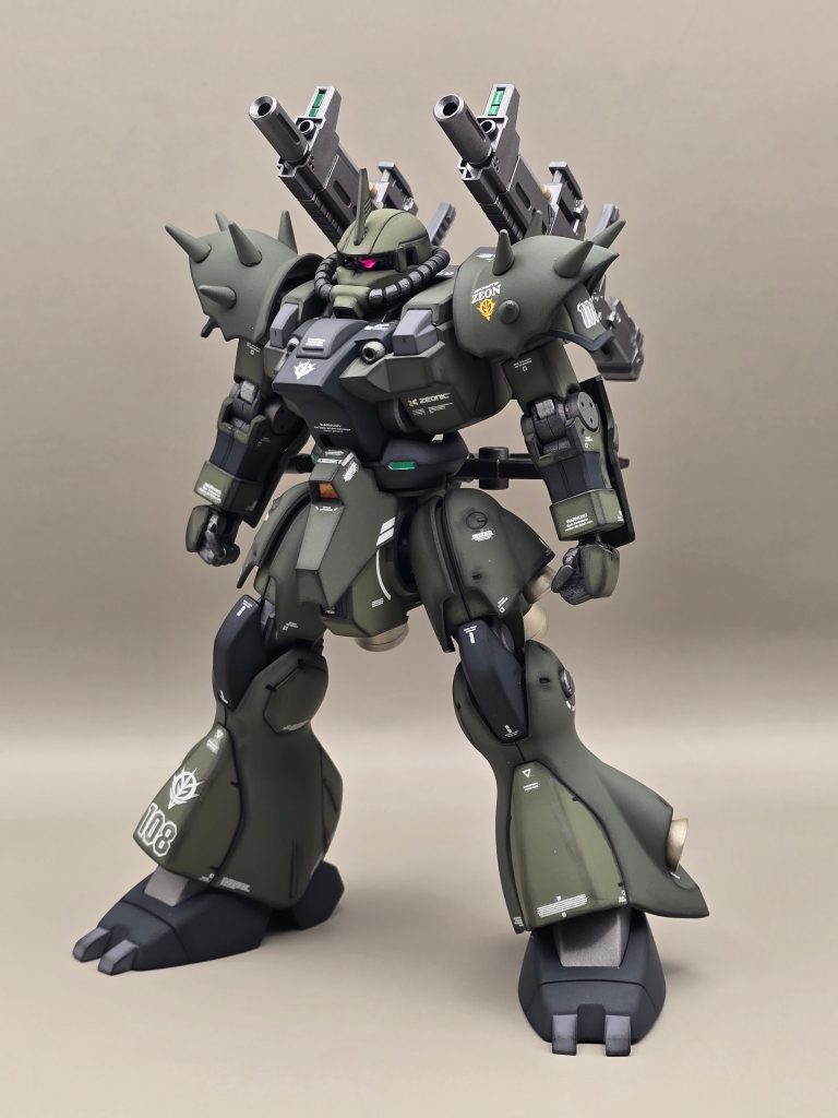 頭部はオリジン版のシャアザク、ボディはディランザ、腕はイフリート改、肩はイフリートナハト、下半身はケンプファーです。ボリューム調整のため、腰部前面にルブリスソーンのパーツを接着してます。