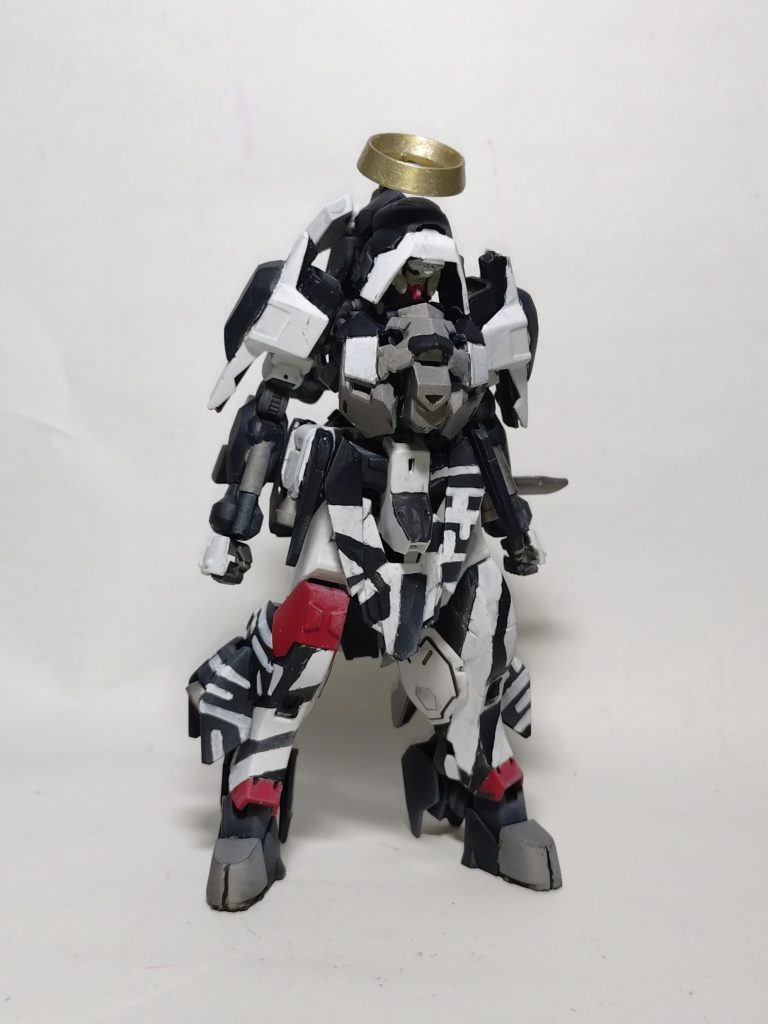 ガンダムエクソシスタヨーロッパの教会的な要素をイメージした機体に仕上がってます上から・天使の輪・シスターのフード・プレートアーマー・肩掛けみたいなアーマー・前垂れアーマー・悪魔の蹄それっぽい要素を詰め込んでみました