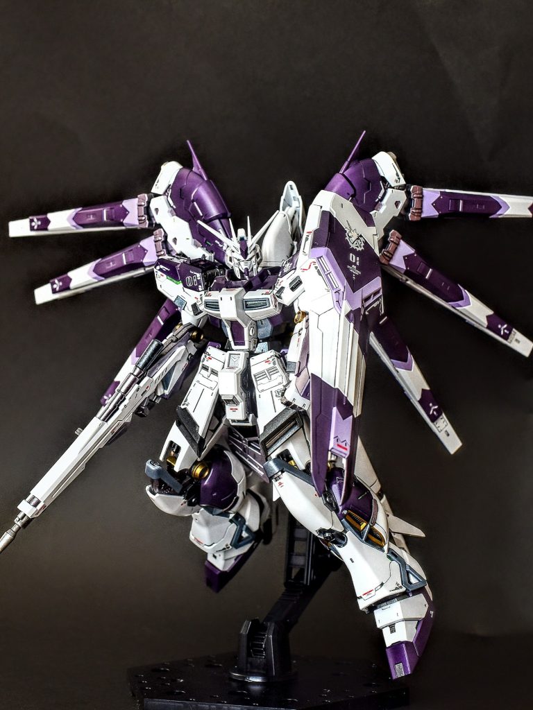 やはりRGのHi-νガンダムは最高に格好良いです。