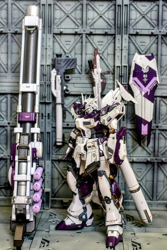 Hi-νガンダムと言えば小説版νガンダムとνガンダムの強化プランとの異なる設定があったり、色も青だったり紫だったり迷彩有りか無しと各々で好きなHi-νガンダムがあるかと思われます。