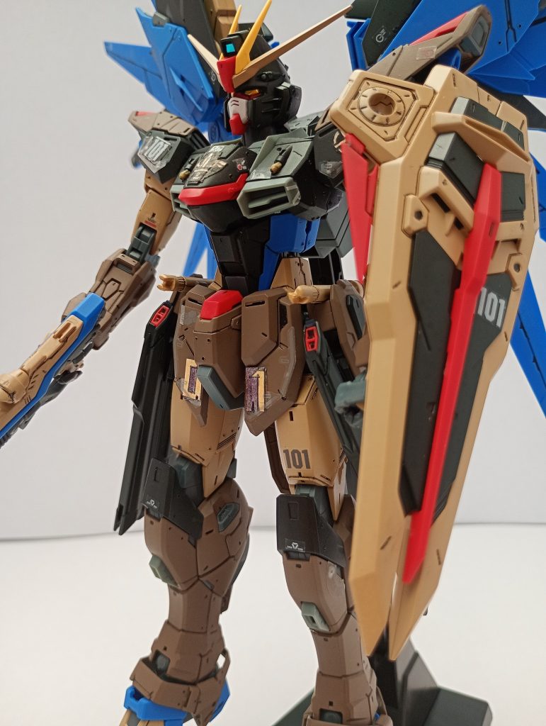 Toda la pintura utilizada fue de TAMIYA Spray, con colores Negro OTAN, Café JGSDF, y Arena Desierto, inspirado en el ecosistema semidesierto mexicano.