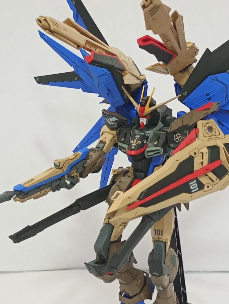 Es más poderoso que Freedom Gundam, en manos de un arcángel con cuerpo humano.