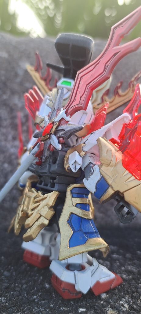 背中からパシャリ。武器の柄の所、塗装したらハンドパーツの穴に入り難くなってしまい背中に背負うことに。