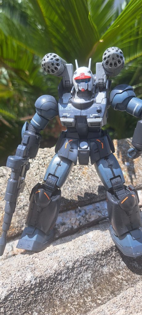 ちょっと試作的に配備された機体みないな設定でこんな色とデカールにしたと思います製作から何年か経ってる為か関節フニャ気味。オレンジのデカールもなんかちょうどいいやみたいにあり合わせのをペタペタ。