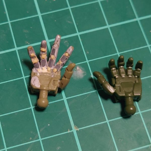 捨てサフ吹いて全体確認してますー自作部分がレクイエム版ザクの部品に馴染む様に極力ディテール盛りました！（7枚目）
