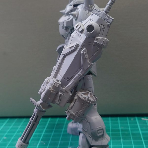 捨てサフ吹いて全体確認してますー自作部分がレクイエム版ザクの部品に馴染む様に極力ディテール盛りました！（2枚目）