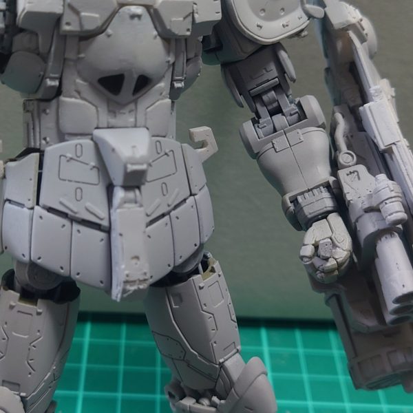 捨てサフ吹いて全体確認してますー自作部分がレクイエム版ザクの部品に馴染む様に極力ディテール盛りました！（6枚目）
