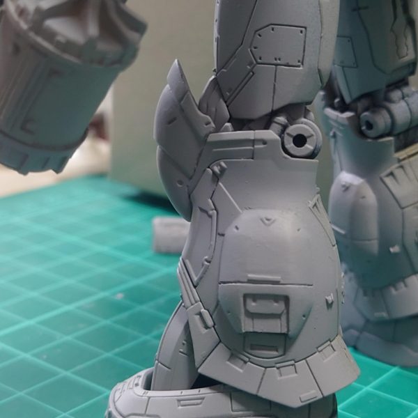 捨てサフ吹いて全体確認してますー自作部分がレクイエム版ザクの部品に馴染む様に極力ディテール盛りました！（5枚目）