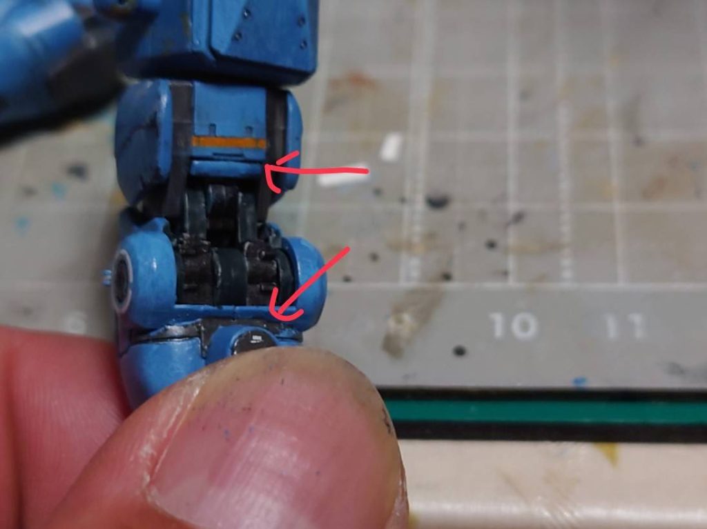 各所のグフカスタム（RFV）の独自のマーキングは、もちろんデカールとか無いので手持ちを切った貼たしてます。