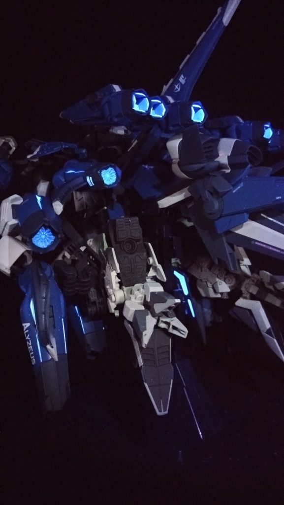 蛍光塗料で夜間飛行時に光るスラスターの表現もしてみました。最後まで見て頂きありがとうございました🥴まだまだ初心者の過去作ではありますがあと何機か上げたいと思います。よろしくお願いいたします🙇