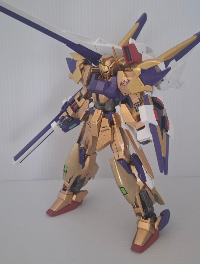 装着。手持ちの武装はそのまま付けられたのですが、元の大きさが違うキット同士だったので、肩やバックパックのバランスを取るのが大変でした。