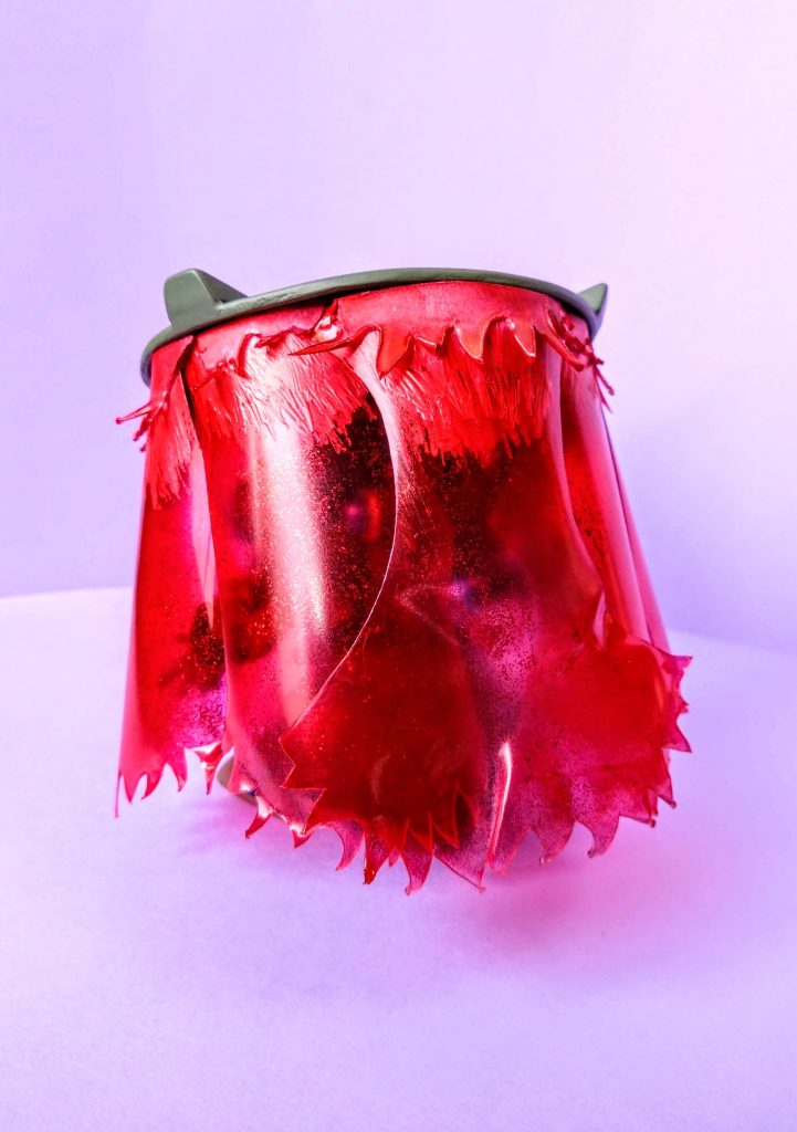 魔力のマントを展開。彼のアイディンテティ。今作の峠。やる前から難航することが分かってた作業工程。当初は、透明プラ板を熱加工することで製作する予定でしたが。ことごとく、上手く曲がらずくっちゃくちゃになって失敗しまして。w予定を変更して、『あらかじめ曲線の付いてる透明プラ板』。ペットボトルを切り出して加工しました。&nbsp;