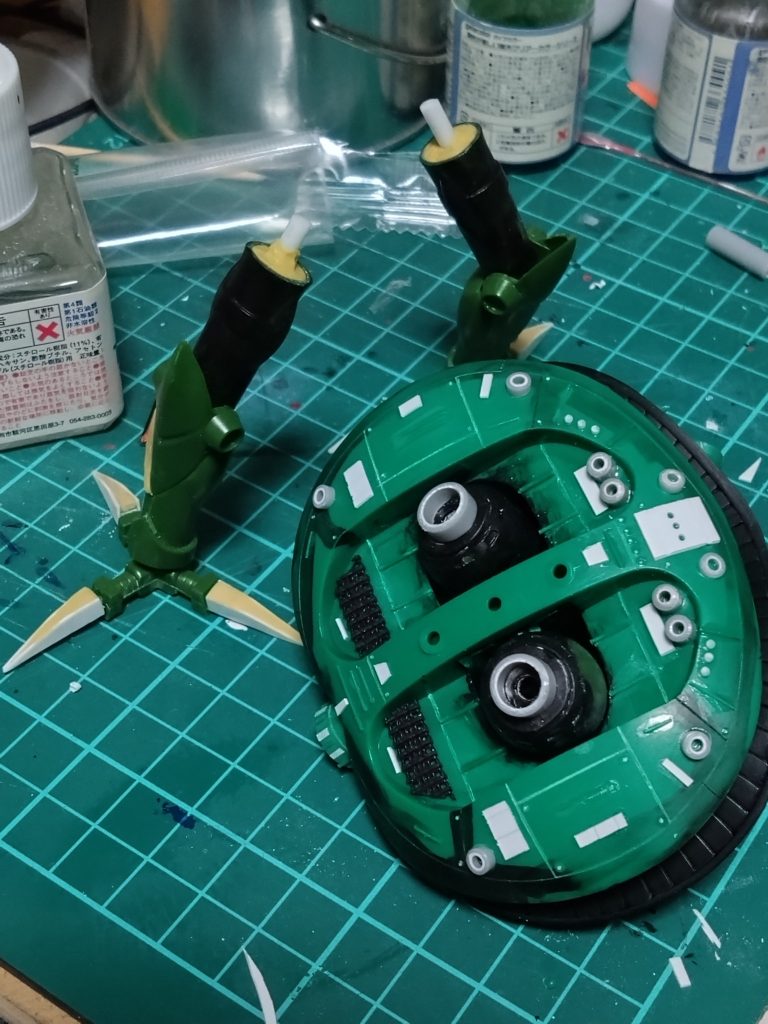 腿に回転軸を入れて接続部分にプラパイプで少し長さも延長しました。