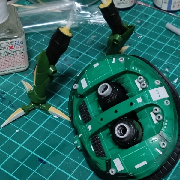 やっと何とかココまでやりました。裏側も少しずつ。足の爪はプラ板とパテで大型化しました。太腿に仕込んだ回転軸を長めに作ってあったので爪の大型化に合わせて太腿にプラパイプ入れて少し延長しました。足のディティールアップはコレからです。リベット流石に飽きてきました。もう少し頑張ります。（2枚目）