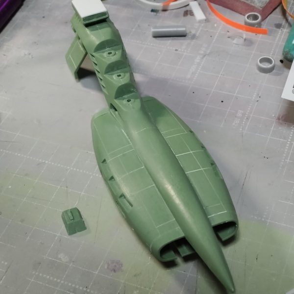 仲良くさせて頂いてる方から頂いたムサイの制作始めました。接着面の合わせは結構慎重にやりましたがやはり隙間ができたり…そこに伸ばしランナーを接着しヤスリがけで均したり、少しスジボリいれてみたり、艦橋の下のパーツ取り付け部分がイマイチだったのでプラ板貼ってみたりしてます。のんびり制作してますが頂き物ですから先生から与えられた試練と考え塗装や撮影でカッコよくなるようイメージしてやってます。（3枚目）