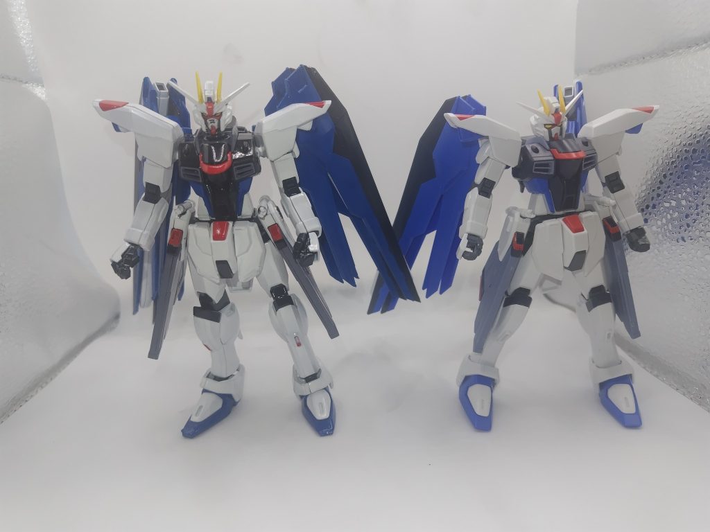 素組みのフリーダムガンダム(画像右)と頭身の比較｡頭およそ1個分変化しています｡また頬のグレーを削ってツインアイのパーツをHGCE マイティーストライクフリーダムのものにすることで目付きを鋭くすることに成功しました｡胴体､足首､太もも､フロントアーマー､爪先の延長を行いスタイルの変更を行っています｡首はポリキャップのボールジョイントとマイティーストライクフリーダムの首を合わせています｡