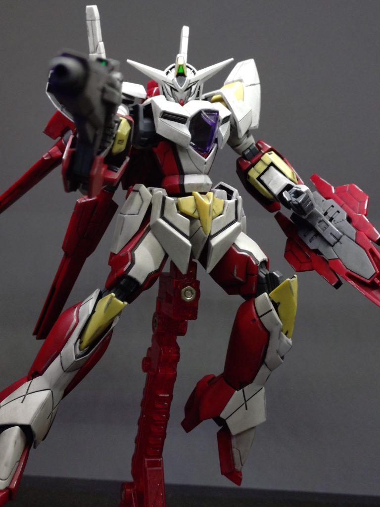 結構ヒロイックなデザインをしており、作業中に何度かあのブレイバーン風に改造というか色塗りを変えようかと思いましたw顔だけで印象が変わっていますね。