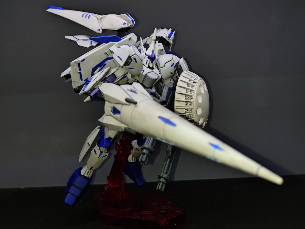 ゼルトザームのデストランスはガンダム付きの本体ではなくて、オプションユニットの方なので、成形色は白色となっております。持ち手の近くにもブースターが付いています。