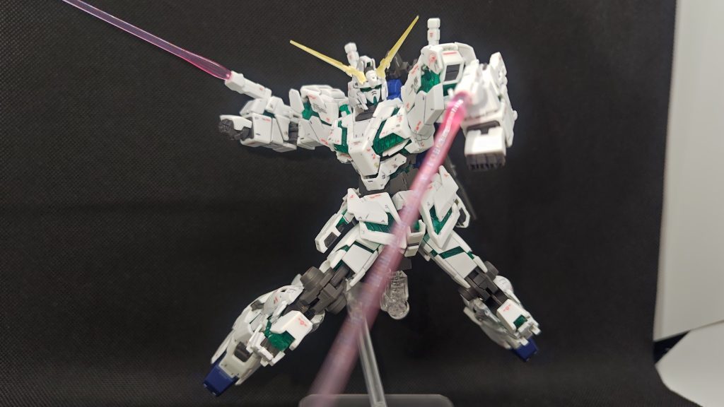 ビームトンファー。原作小説の、ラプラス宙域でのシナンジュと戦闘シーンの挿絵をイメージして。