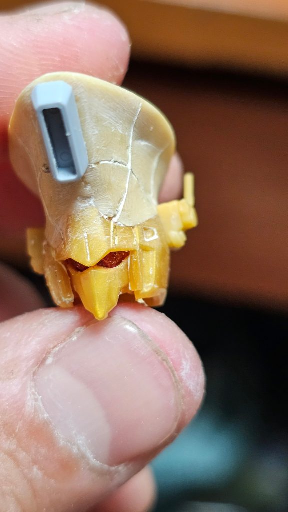 頭部製作時の写真です。パテを盛ってヤスリで整えました。