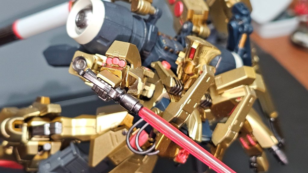 ビームサーベルの下に三連ミサイルランチャーを装備しています。