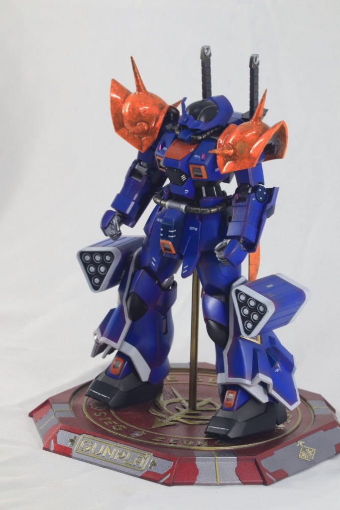 今回はガンベ限定品ということで、付属していた台座を加工しています。中央にいたRX-78を削り、レジンでお絵描きしたジオンのマークと文字を塗装後にレジンで貼り付け