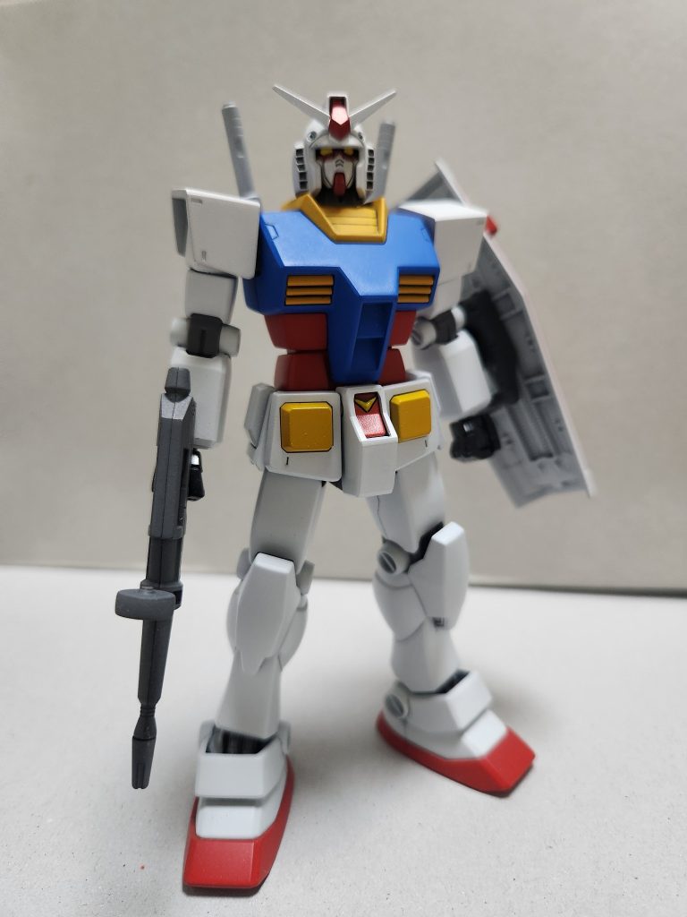 オリジン版やRG、EGと色々ありますが、この旧HGUCは一昔前のゲームに出てきたガンダムやMG1.5の顔によく似ていて一番好きなデザインです。しかし胴体がわりとずんぐりしているのと可動が少ないところが気になったので改造してます。エコプラは真っ黒なのでスプレーで全塗装です。