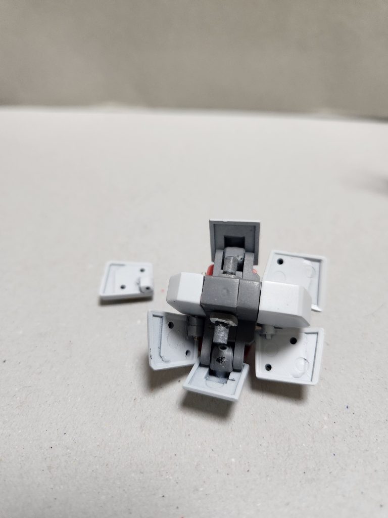 足は自作した軸関節に変更。リアアーマーを真鍮線接続にして可動出来るようにしてます。