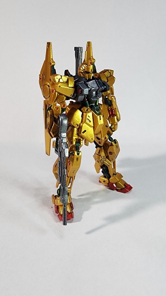 金色はガイアのパールゴールドをしつこく何回も何回も吹きました。本体の黄色はともかくパテ部分がなかなか隠せなくて…かといって下地からやり直す…ほどのやる気はなく、そのまま乱雑なゴリ押し塗装になりました。