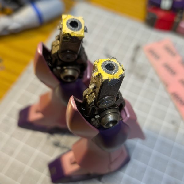 HGのνガンダムの股関節はボールジョイントで可動域狭すぎるので、30MMの騎士の腰と股関節を移植するミキシングです。凄い動くようになりましたが保持力弱すぎヤバし💦💦💦可動軸が多すぎて重たい負荷に耐えられない😅😅😅（2枚目）