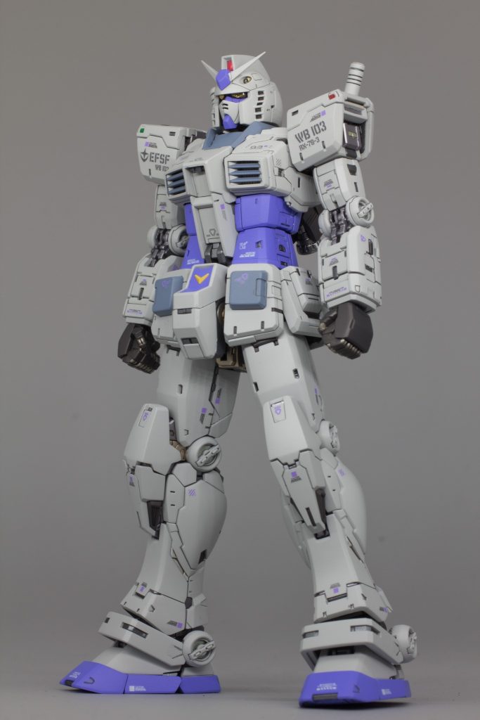 頭部は歳のせいもあり？、やはりこれくらいの大きさの方がしっくりきます肩アーマーがデカくて上振れしてるので余計に。。気になるポイントその２、胸部ダクト💦PGもそうだし外枠はありだと思うのですが、如何せんデカ過ぎで私には違和感しか感じられなかったし、そこにばかり目が行ってしまうんです💦なので外枠は本体色とし、フィンとの境目を0.05㍉のタガネで掘り込み必死でマスキングしてフィンのみ塗り分けました（笑）頭部同様こっちの方がしっくりきます！！