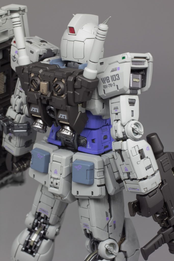後ろ頭のモールドもこっちの方が良くないですか？2.0の斜め方向の筋が何か意味不で嫌（笑）また、フレームだけの時はさほど気にならなかったんですが、こうやって外装被せると膝関節の見た目(あくまで見た目です)は正直「なんだかなぁ～」です。。縦２列３箇所のスリットが並んでるのはデザイン的にはちょっと。。ここが目立たないようなカバーパーツが欲しかったとこです。。肘はそんな事ないのでもう少し頑張って欲しかったです💦