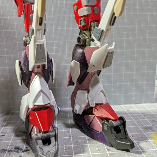 こんな感じでフルアーマー感出しました🤩ゴテゴテ付けたけど可動域は殺さないように頑張りました(gandam-hand2)HGνガンダムの足に、Sガンダムの膝、境界戦機メイレスケンブのつま先を付けてます(gundam-kao6)（3枚目）