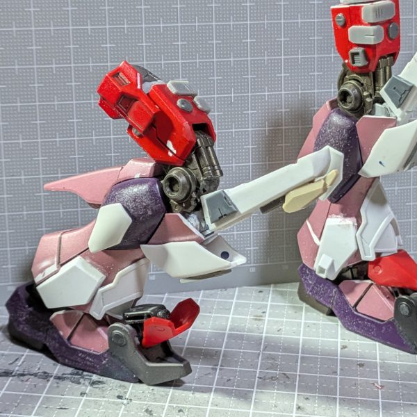こんな感じでフルアーマー感出しました🤩ゴテゴテ付けたけど可動域は殺さないように頑張りました(gandam-hand2)HGνガンダムの足に、Sガンダムの膝、境界戦機メイレスケンブのつま先を付けてます(gundam-kao6)（2枚目）