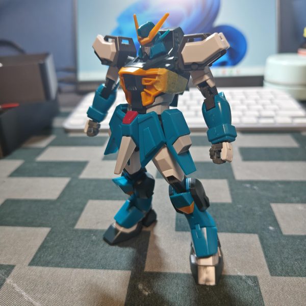現在制作中のカラミティ×ソードストライカーパック2個装備のやつです。イメージ的にはソードカラミティのプロトタイプ的な。腕の接続をボールジョイントにして、肩部分と太ももはHGCEストライクのものを移植。関節部分は3Dプリンターを活用して、カラミティの部品を無加工で接続できるようにしました。あとは塗装だけです。何色に塗ろう悩みますね。（2枚目）