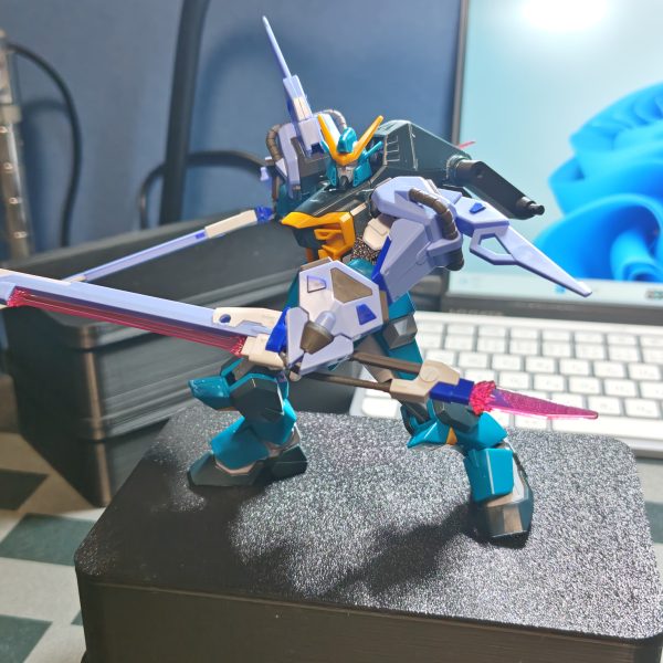現在制作中のカラミティ×ソードストライカーパック2個装備のやつです。イメージ的にはソードカラミティのプロトタイプ的な。腕の接続をボールジョイントにして、肩部分と太ももはHGCEストライクのものを移植。関節部分は3Dプリンターを活用して、カラミティの部品を無加工で接続できるようにしました。あとは塗装だけです。何色に塗ろう悩みますね。（6枚目）