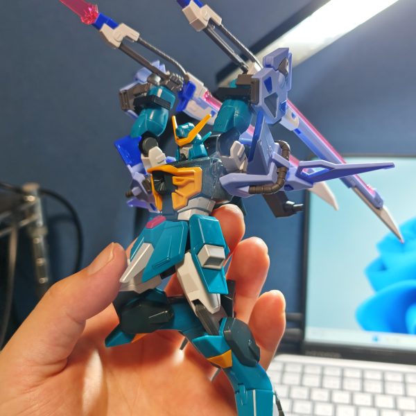 現在制作中のカラミティ×ソードストライカーパック2個装備のやつです。イメージ的にはソードカラミティのプロトタイプ的な。腕の接続をボールジョイントにして、肩部分と太ももはHGCEストライクのものを移植。関節部分は3Dプリンターを活用して、カラミティの部品を無加工で接続できるようにしました。あとは塗装だけです。何色に塗ろう悩みますね。（7枚目）