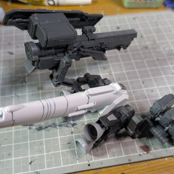 Sガンダムのバックパックをベースにバンダイのオプションパーツでバーニアを大っきいのに換えました！あと背中装備武器にバンダイのアーマードコアキットからミサイルポッドと大型レーザー砲を拝借しました(gandam-hand2)（4枚目）
